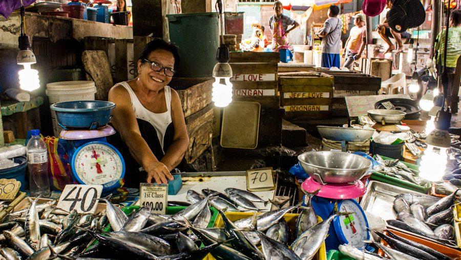 une commerçante de Romblo, Philippines