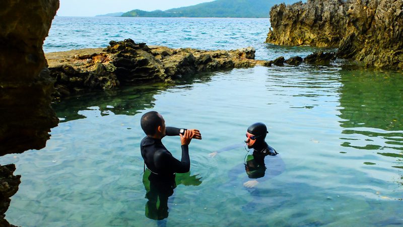 une séance d'entrainement à l'apnée statique lors d'un stage apnée aux Philippines, à Romblon