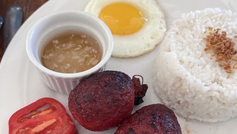 le petit déjeuner traditionnel adapté aux besoins des stagiaires d'un séjour de plongée en apnée à Romblon Philippines