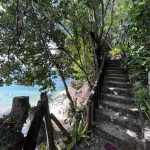 les chemins qui mènent de la plage au bungallows