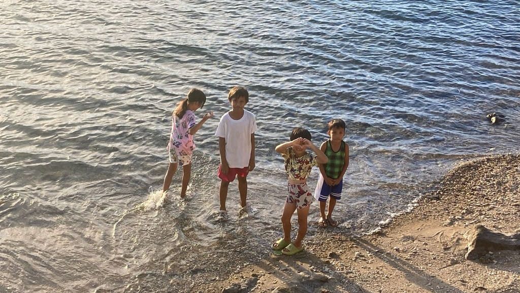 Les enfants de Romblon jouant au bord de l'eau