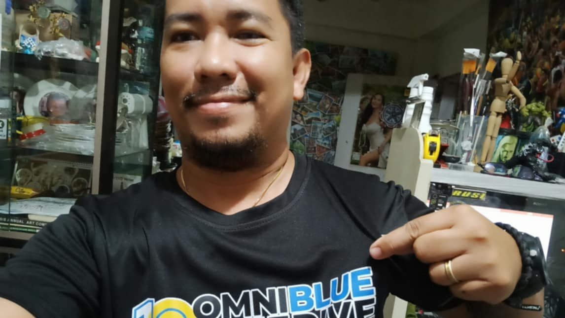 Peter, le graphiste local qui floque les tee-shirts Omniblue Freedive