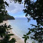 Vue depuis la végétation des bungallows de San Pedro Beach Resort à Romblon