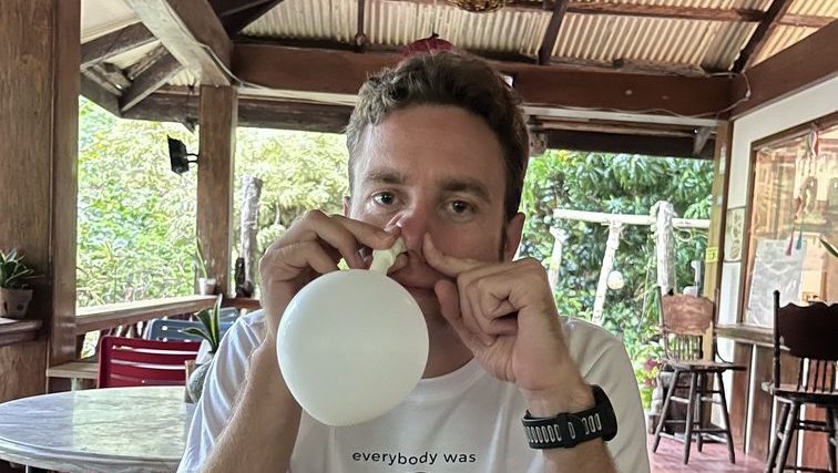 un stagiaire s'entrainant à différentes techniques de compensation lors d'un séjour plongée en apnée aux Philippines