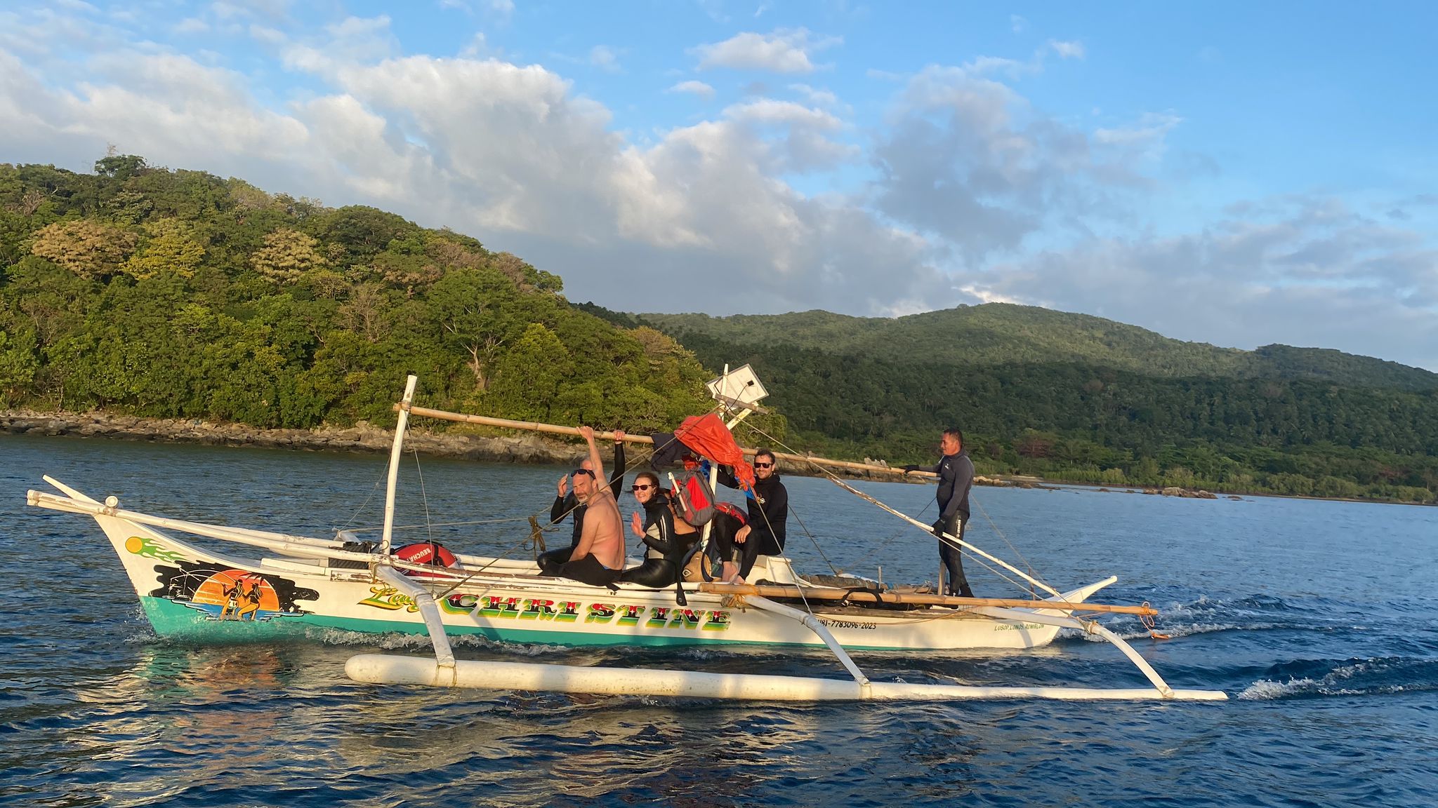 Les stagiaires sur la barcas de Johnny, la capitaine local, à Romblon, Philippines