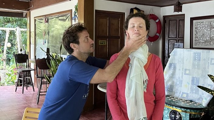 Sylvain démontrant les gestes technique du rescu lors d'un stage d'apnée aux Philippines