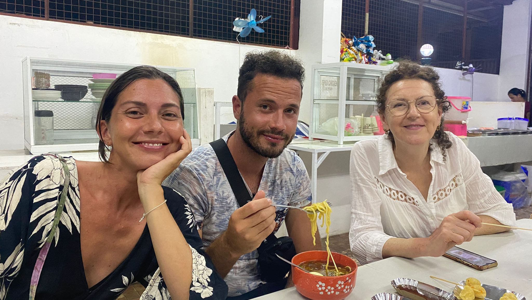 Dîner avec les stagiaires d'un séjour apnée aux Philippines, à Romblon