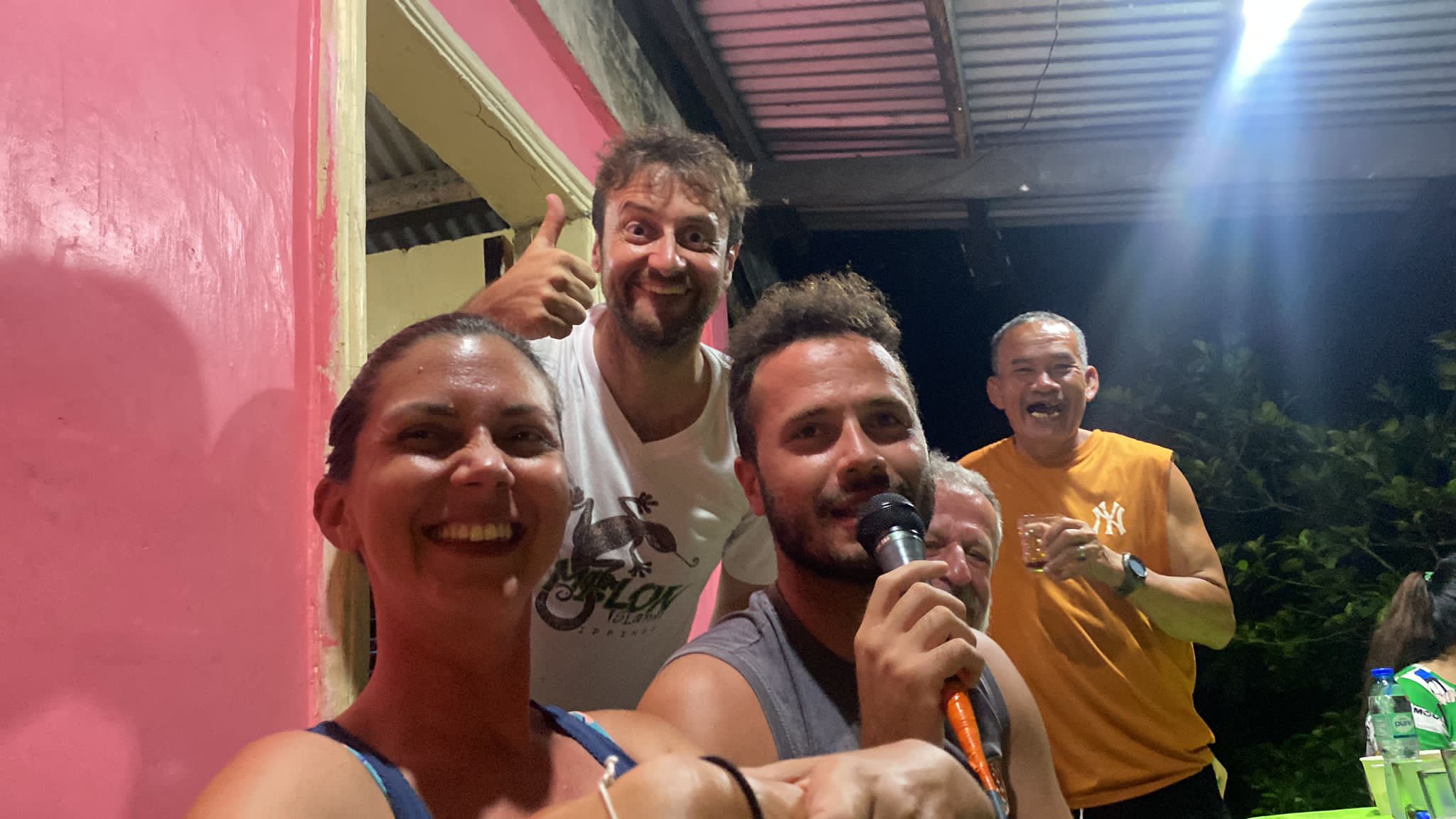 une session karaoké avec les stagaires d'un séjour en apnée à Romblon Philippines