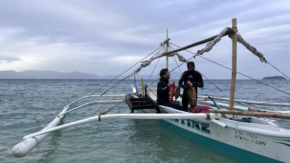 Sylvain et Johnny le capitaine du bateau rentrant d'une session d'apnée en mer à Romblon, Philippines