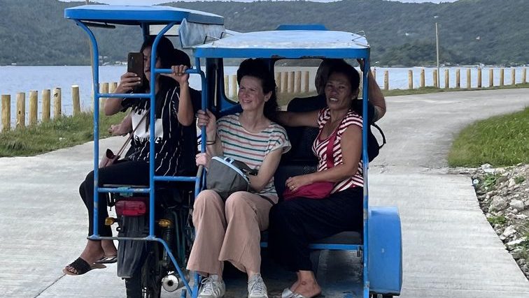 les stagiaires et l'équipe local dans un motorbike direction le resort à Romblon, PHilippines