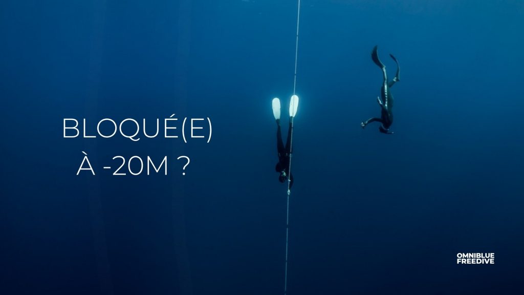Apnéiste travaillant sa compensation lors d'une descente à 20 mètres pour améliorer sa technique de Frenzel.