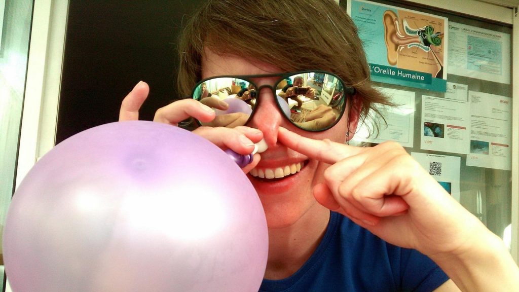 Apnéiste réalisant un exercice de compensation Frenzel avec un ballon pour améliorer sa technique avant des plongées en profondeur.