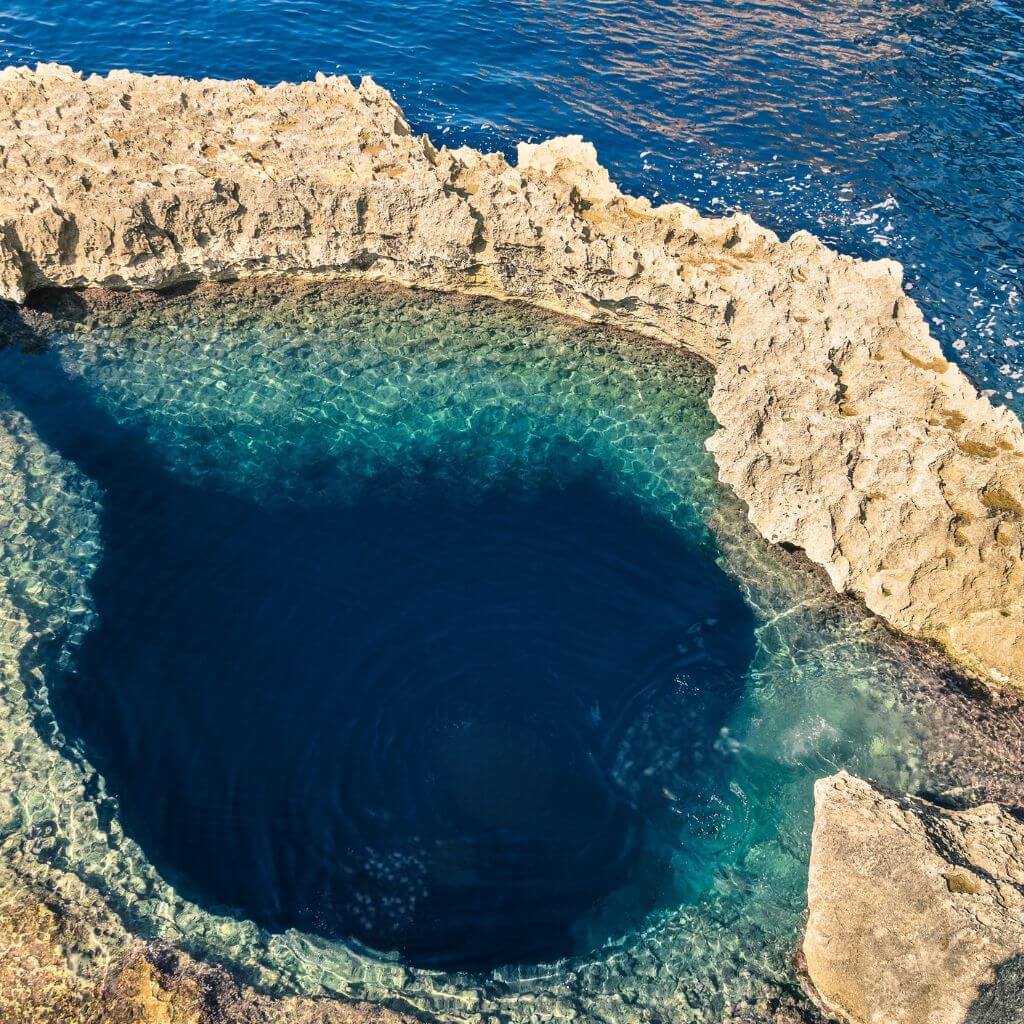 le blue hole à Gozo, Malte, pour plonger en apnée dans le creux de la Terre