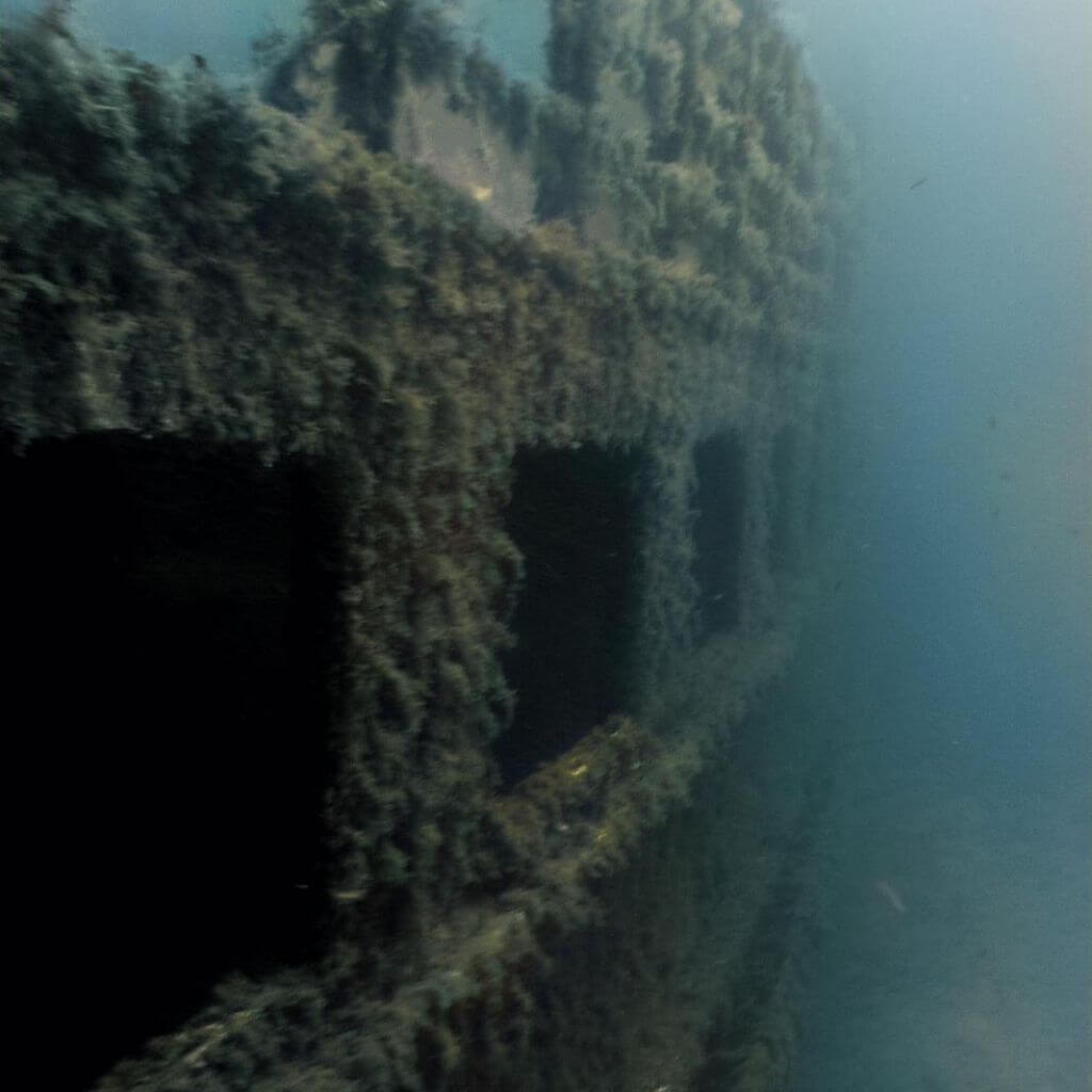 photo sous marine du flanc d'une des épaves de Gozo, à Malte, explorée en freediving lors d'un stage de plongée en apnée