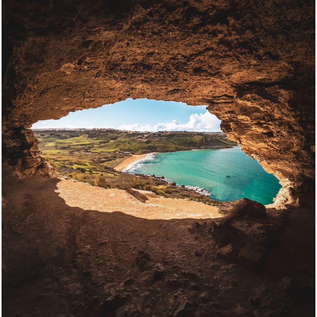 vue sur une plage de Gozo, à Malte lors d'un stage de plongée en apnée