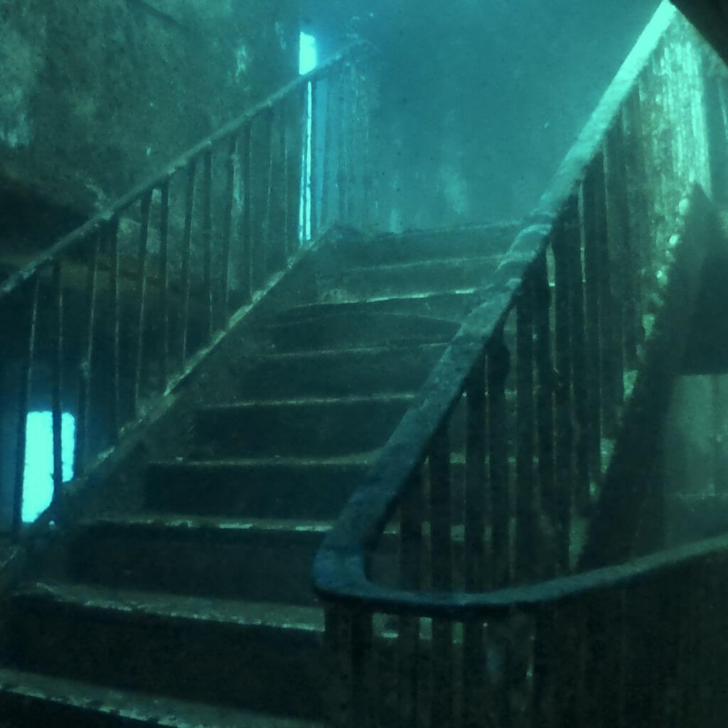 photo sous marine d'un escaliers d'une épave de Gozo à Malte prise lors d'un stage de plongée en apnée