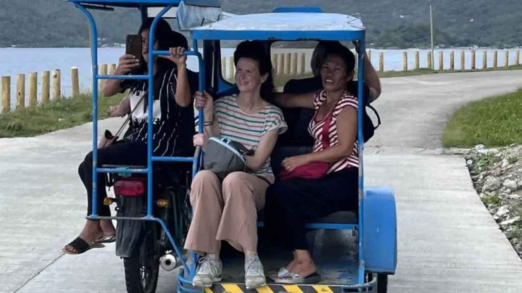 Stagiaires empruntant les transports avec l'équipe locale lors d'un séjour en apnée à Romblon, Philippines
