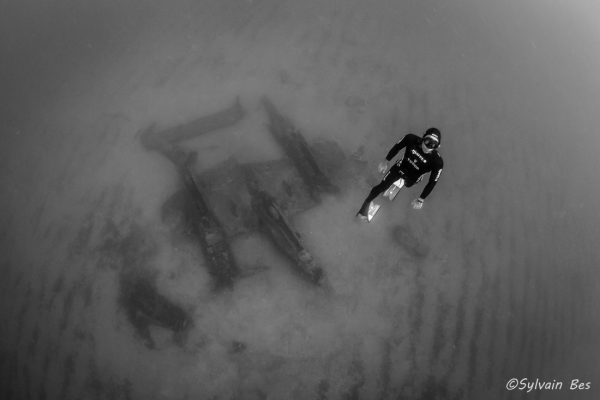 morgan bourc'his remonte à la surface. l'épave du P38 se trouve en arrière plan